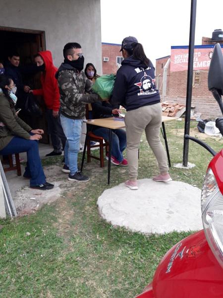 Cesar-Sena-entrega-alimentos-en-el-barrio-Emerenciano-20-09-02-103