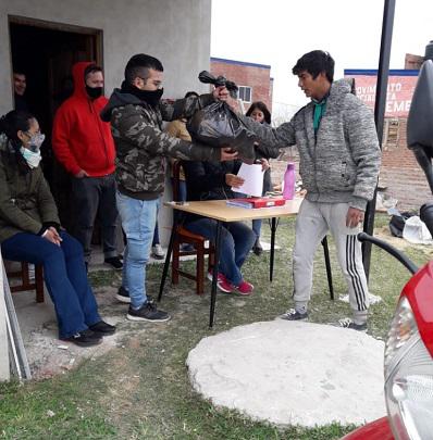 Cesar-Sena-entrega-alimentos-en-el-barrio-Emerenciano-20-09-02-101