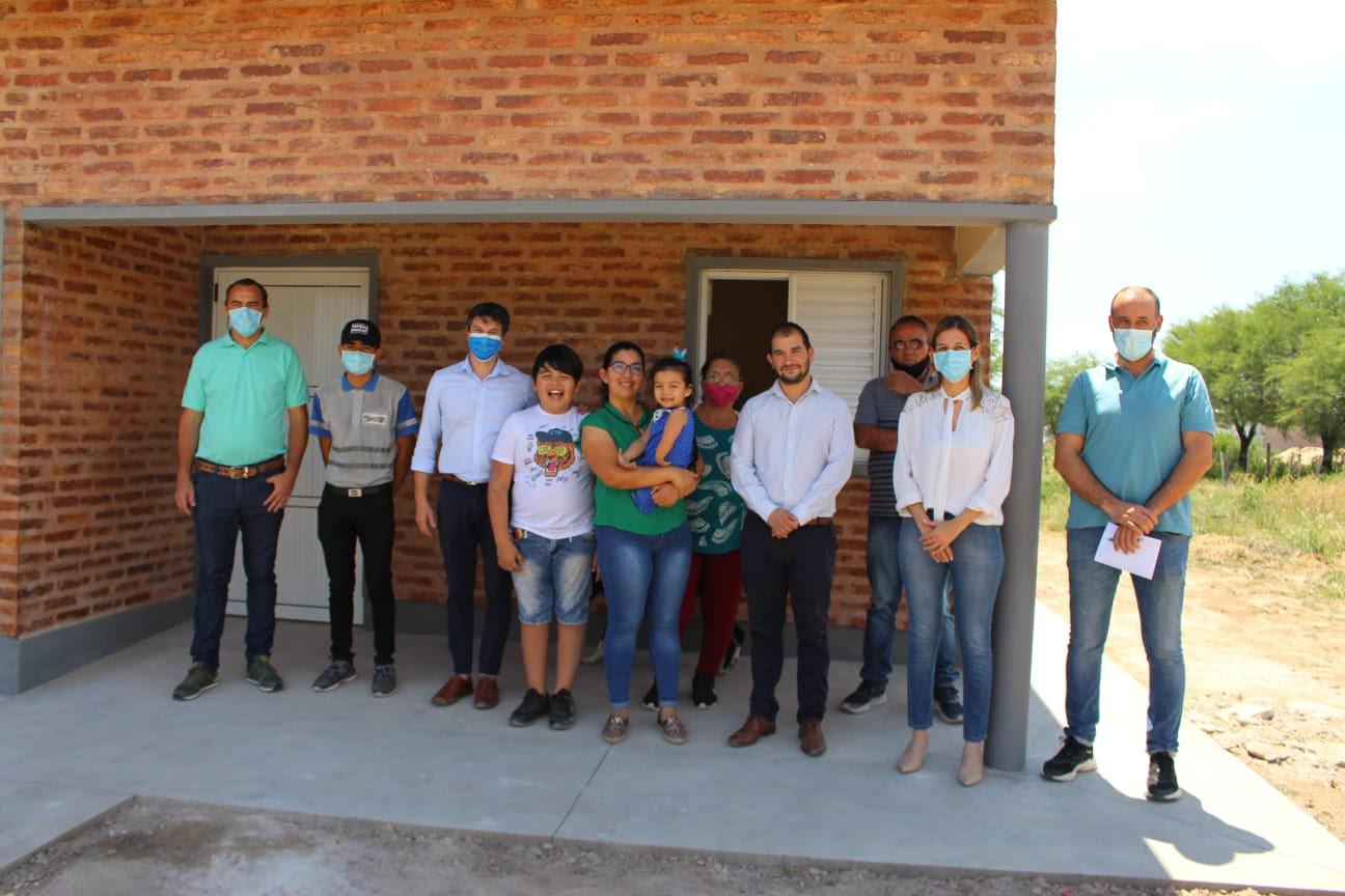 Defensor-del-Pueblo-del-Chaco-Castelli-Entrega-de-vivienda-21-10-27-02