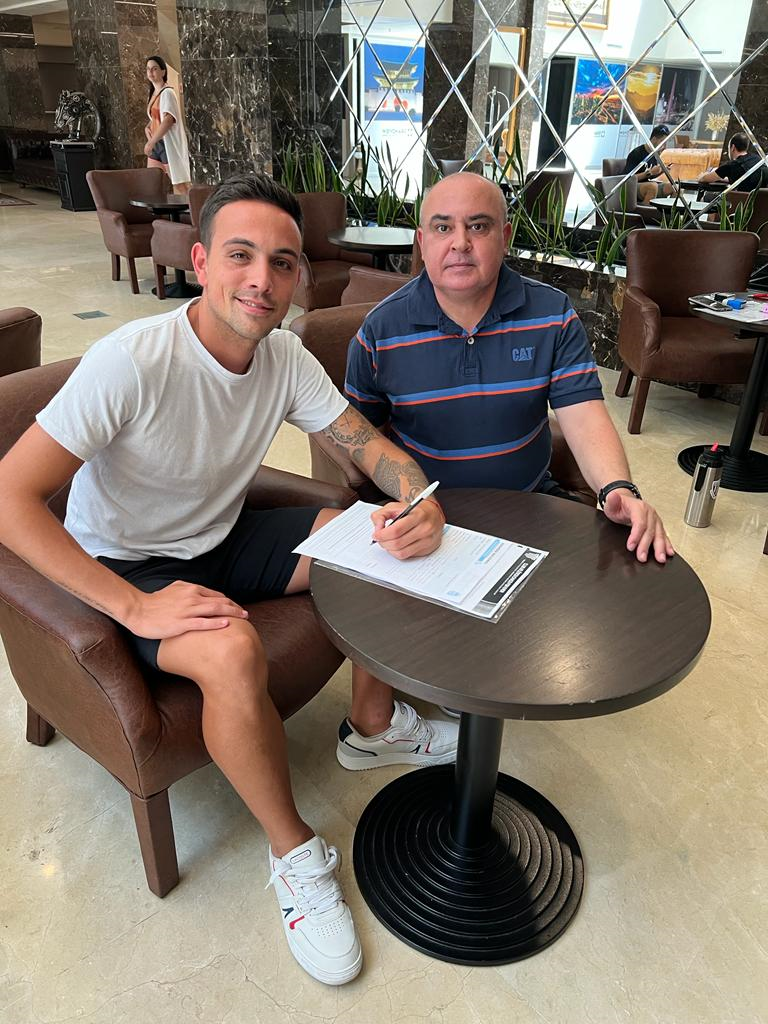 Chaco-For-Ever-Lucas-Medina-firma-de-contrato-22-11-30-11