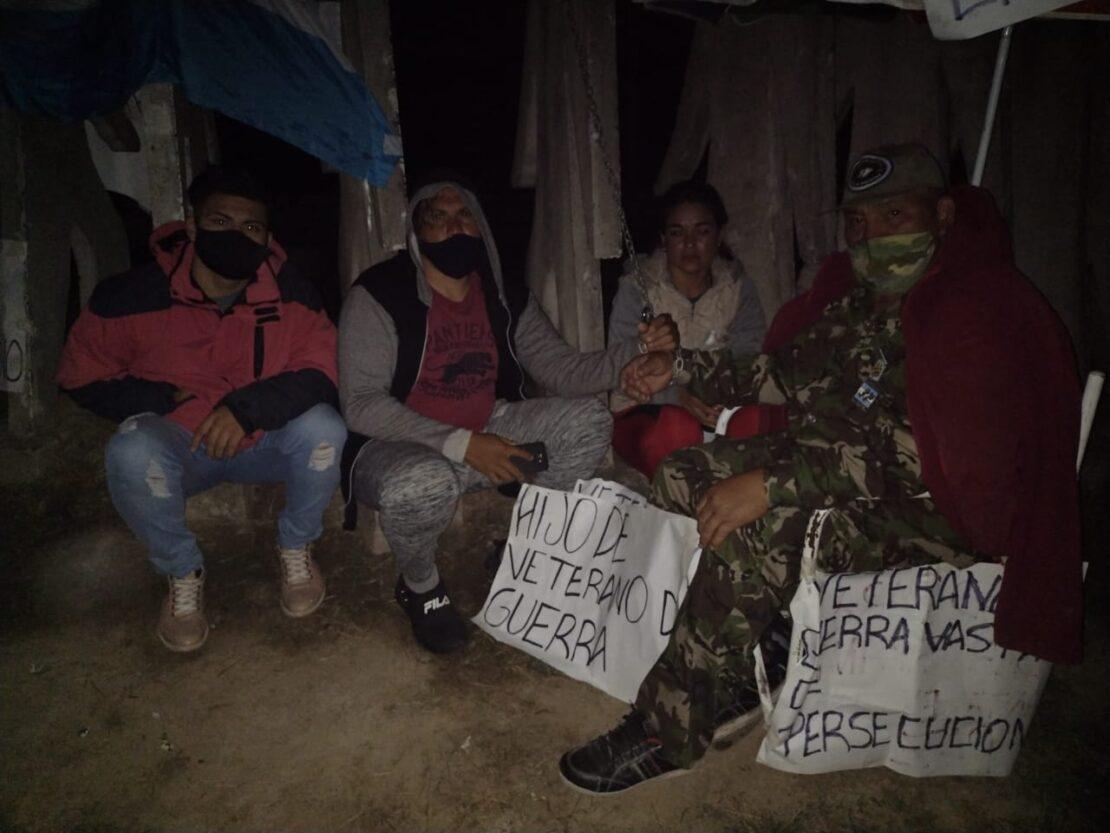 Veterano-de-guerra-encadenado-21-03-31-02