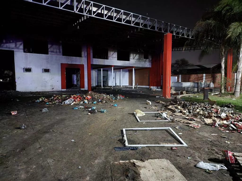 Comercio-incendiado-General-San-Martin-22-08-25-02