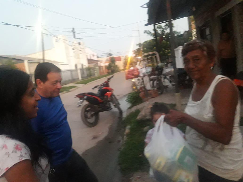 Entrega-de-mercaderia-en-Villa-Itati-20-03-29-04