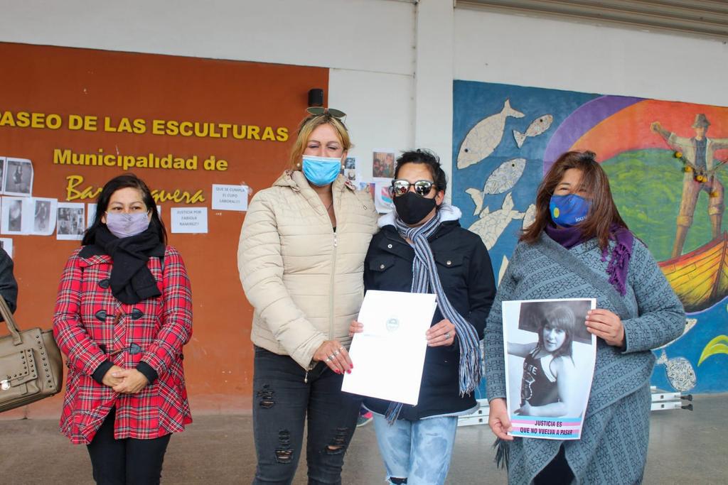 Gladis-Cristaldo-Recibe-la-bandera-trans-21-08-12-04