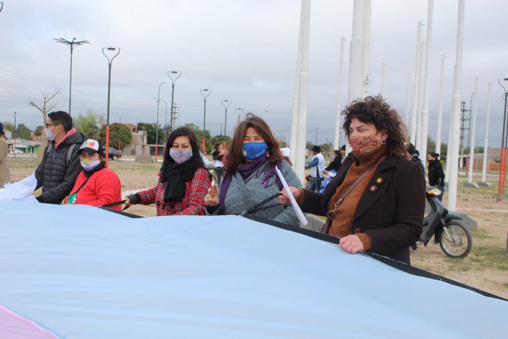 Gladis-Cristaldo-Recibe-la-bandera-trans-21-08-12-02