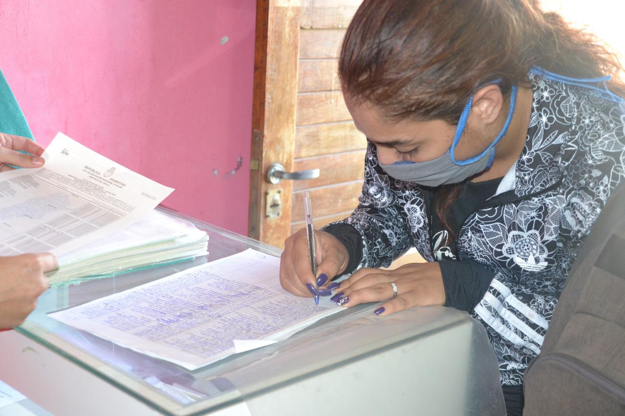 Entrega-de-titulo-secundario-barrio-Toma-20-04-27-02