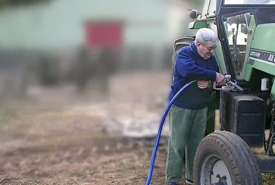 carga-de-gasoil-en-tractor-22-04-07-01