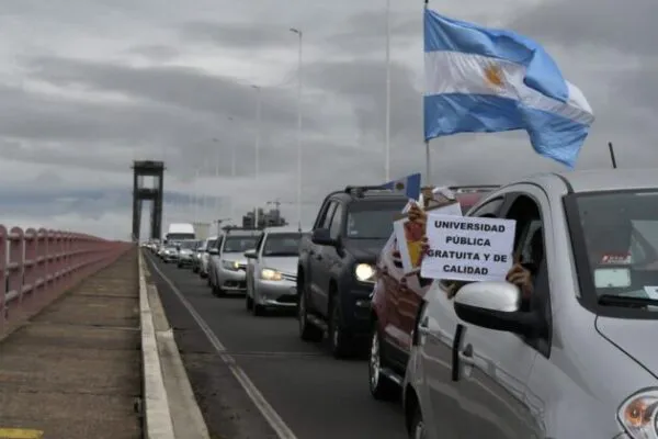 Marcha-Universitaria-24-10-01-02