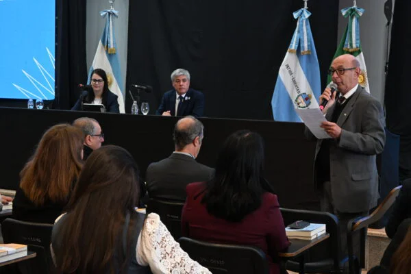 Omar-Larroza-fue-reelecto-como-rector-de-la-UNNE-26-06-17-02