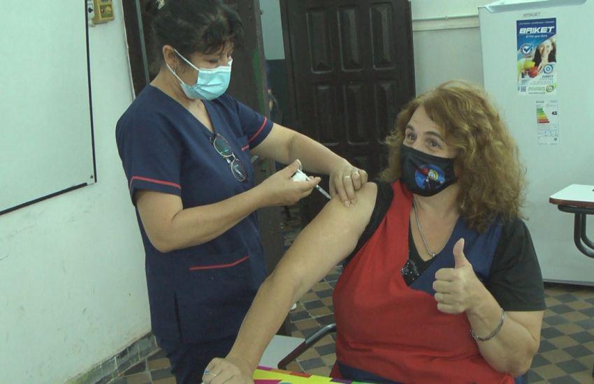 Vacunacion-a-docentes-21-04-28-01