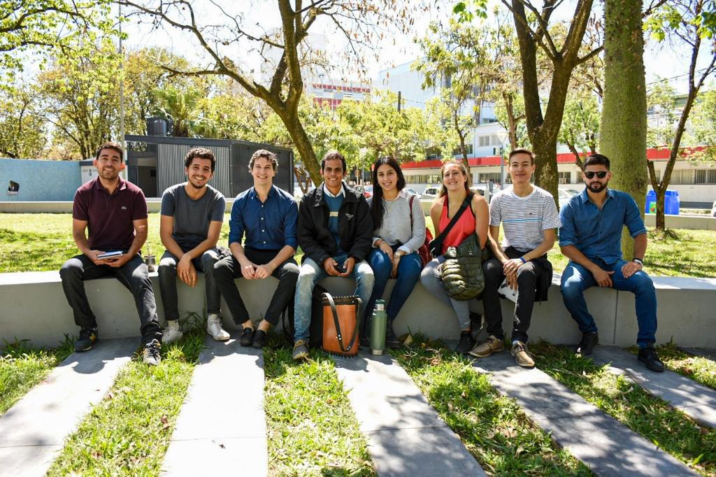 Diego-Arevalo-con-estudiantes-de-la-UTN-19-10-22-01