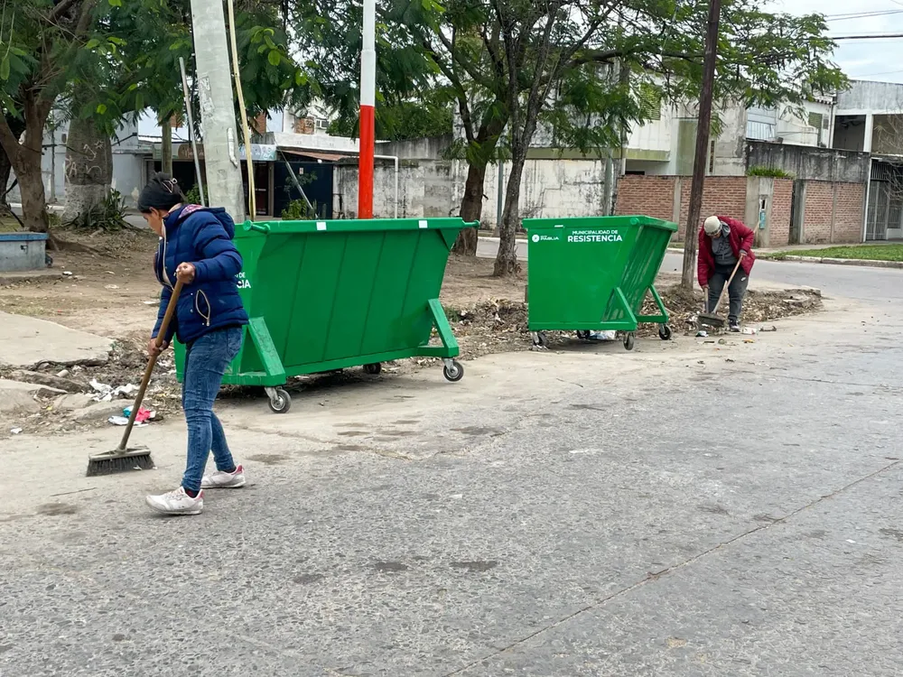 Contenedores-barrio-Espania-24-07-05-01