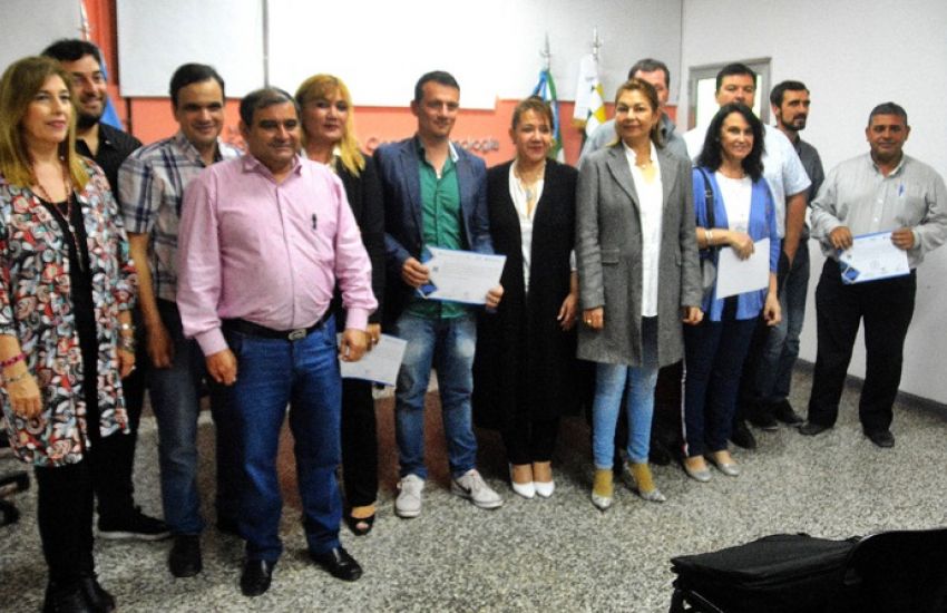 Entrega-de-cerificados-a-docentes-de-escuelas-tecnicas-19-06-12-01