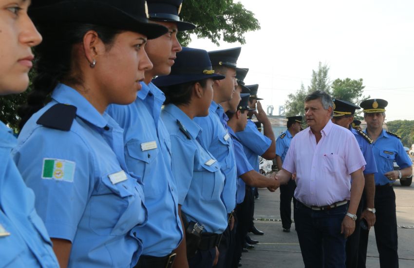 Peppo entrega uniformes confeccionados por manos chaque as a