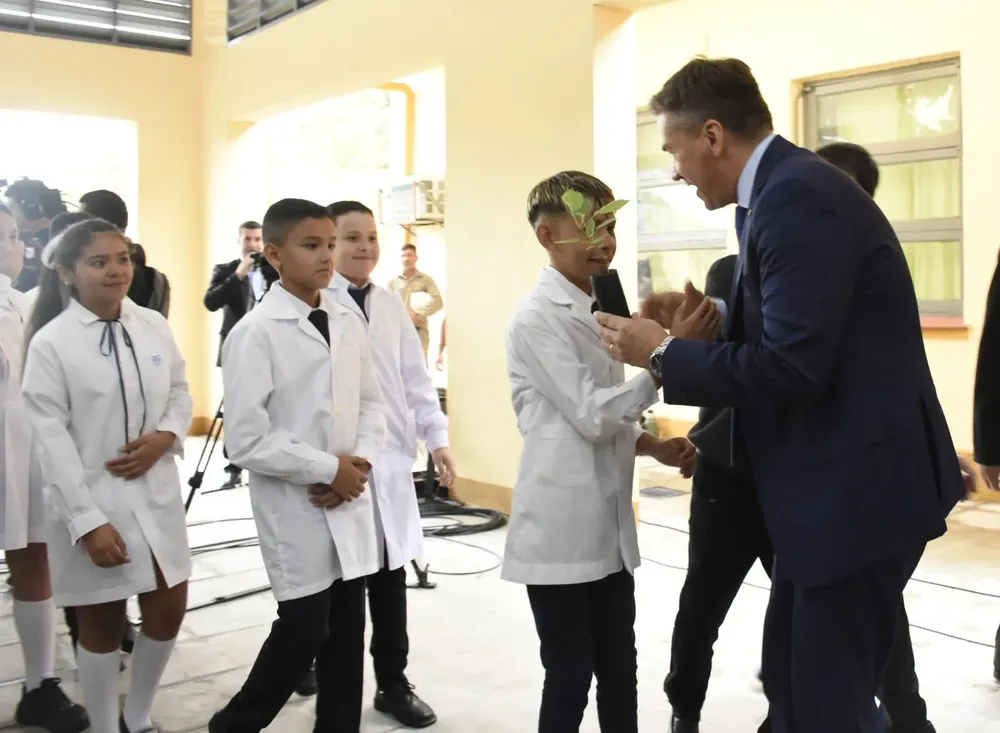 gobernador-Leandro-Zdero-entrega-plantines-a-estudiantes-de-Quitilipi