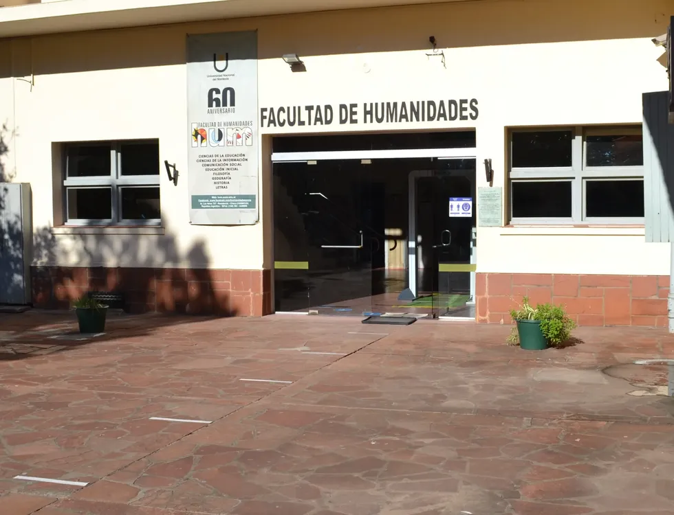 UNNE-Facultad-de-Humanidades-25-09-15-01