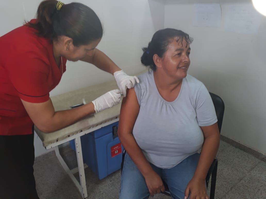 trabajadora-de-salud-del-barrio-Emerenciano-vacuna-a-vecina 2020-04-09