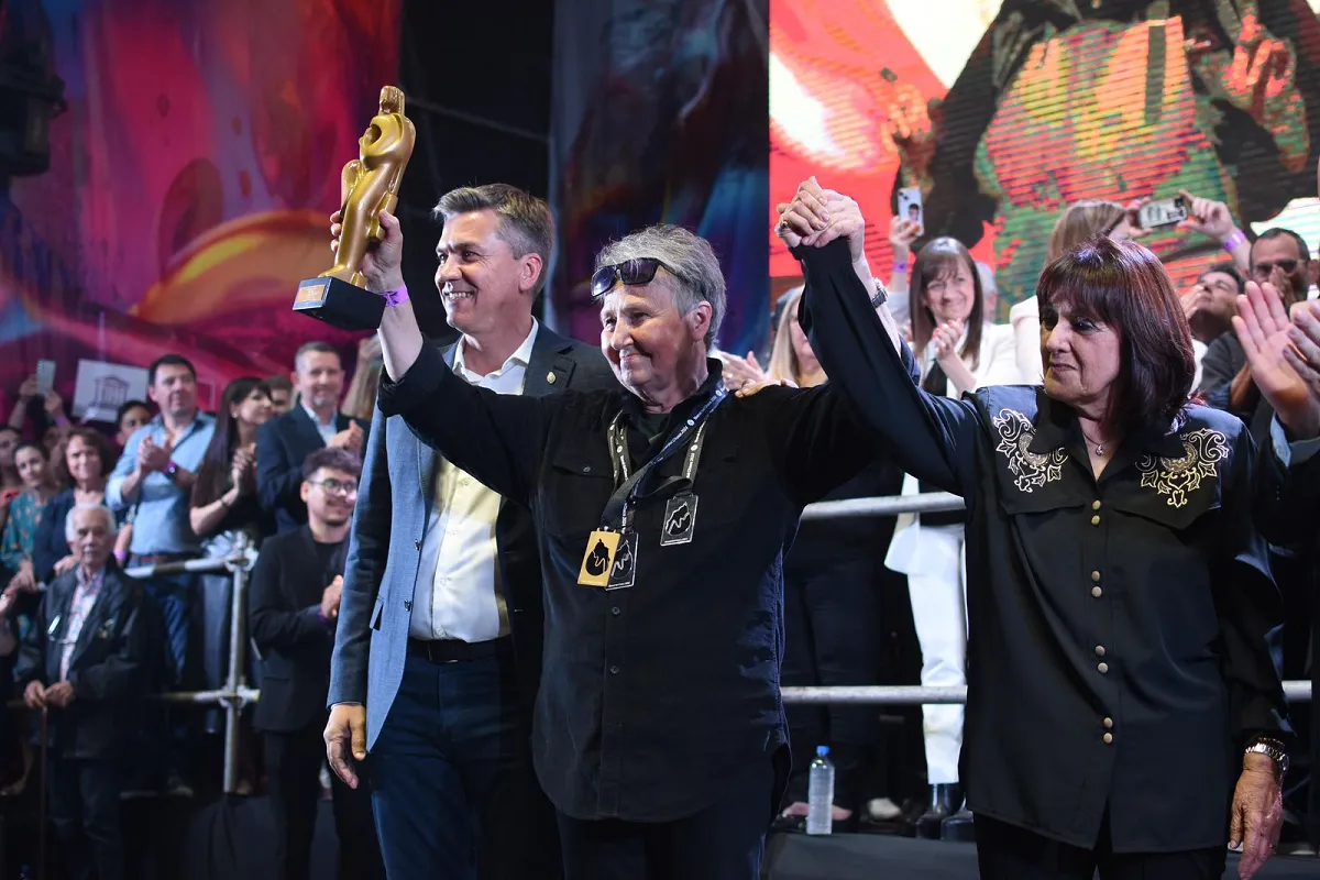 Leandro-Zdero-en-la-entrega-de-premios-a-escultores-en-la-bienal