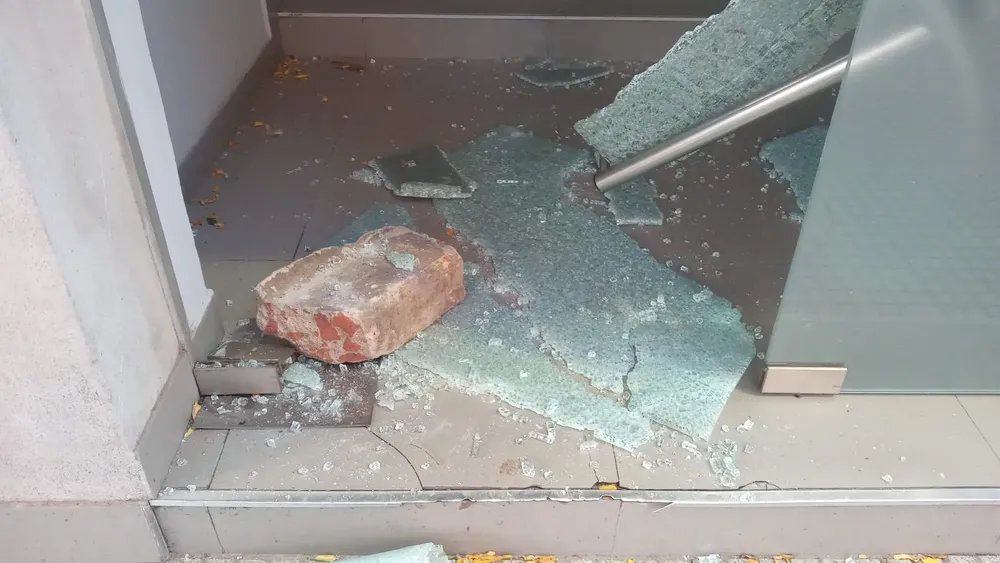 PJ-Ladrillazo-a-sede-23-09-04-01