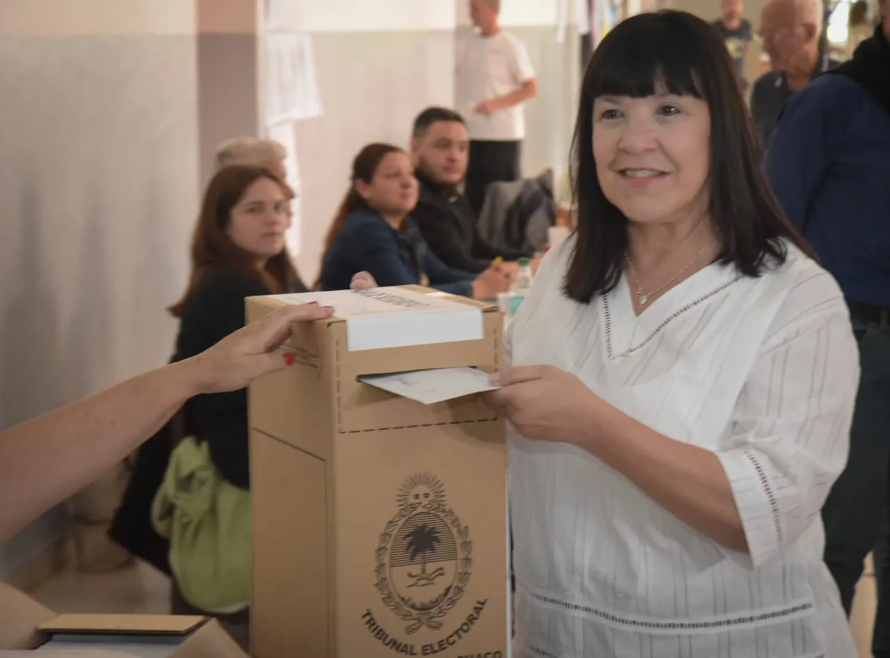 Elida-Cuesta-emite-su-voto-2023-11-05