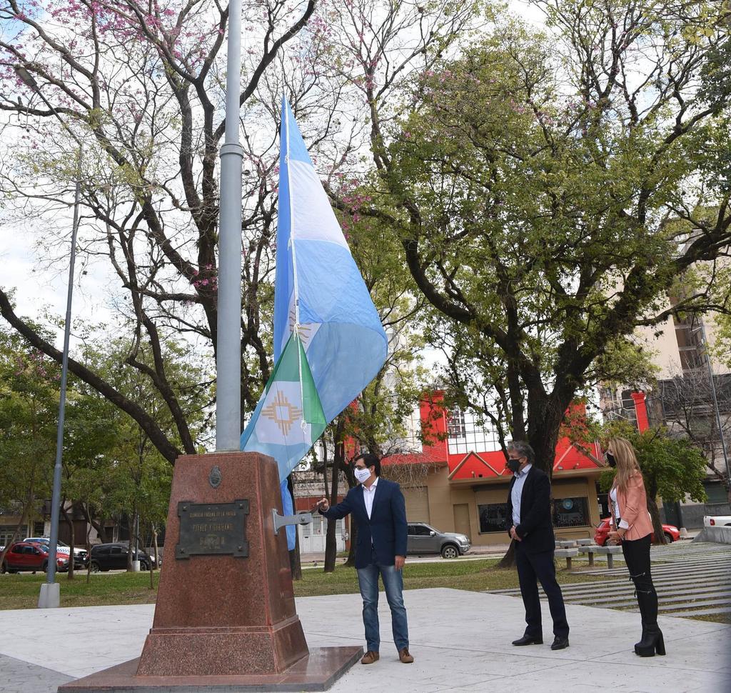 Izamiento-de-la-Bandera-Plaza-Belgrano-20-07-06-01