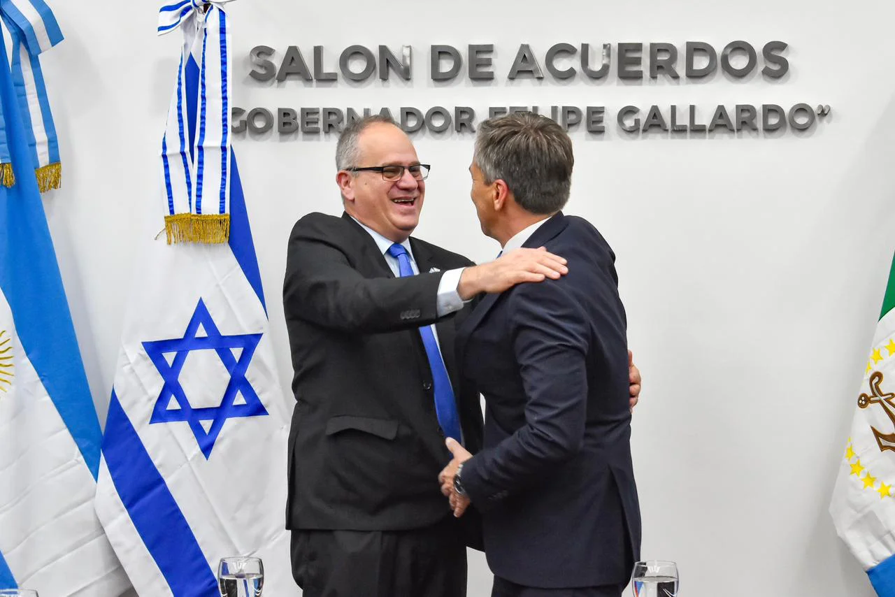 Leandro-Zdero-embajador-Israel-Eyal-Sela-26-07-08-02