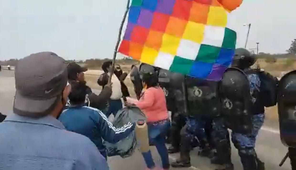 Choque-de-policia-contra-comunidades-originarias-20-10-15-01