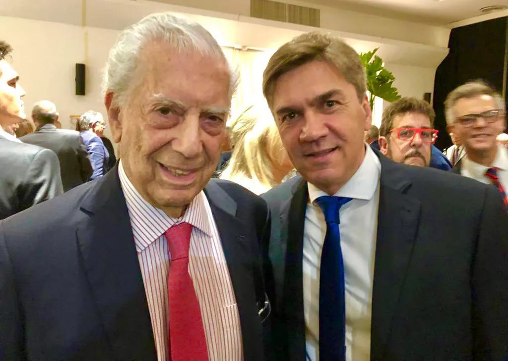 Leandro-Zdero-Mario-Vargas-Llosa-22-05-19-01