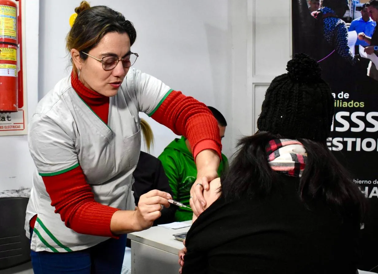 Vacunacion-en-la-farmaacia-social-del-insssep-25-06-12-04