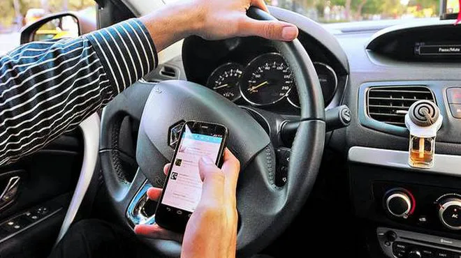 celular-al-volante-24-01-11-01