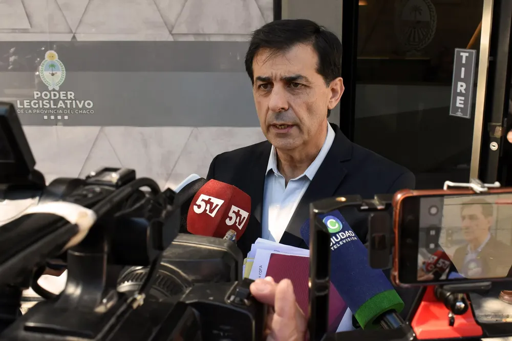 Adrian-Veleff-25-05-15-01