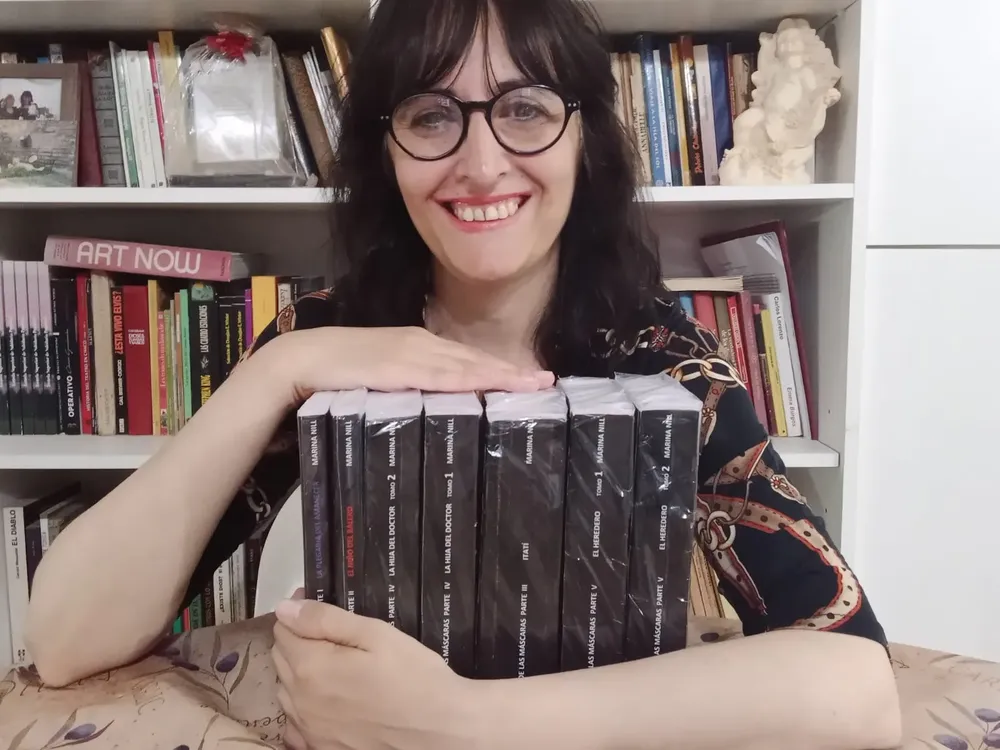 Marina-Nill-con-tomos-del-libro-El-Juego-de-las-Mascaras