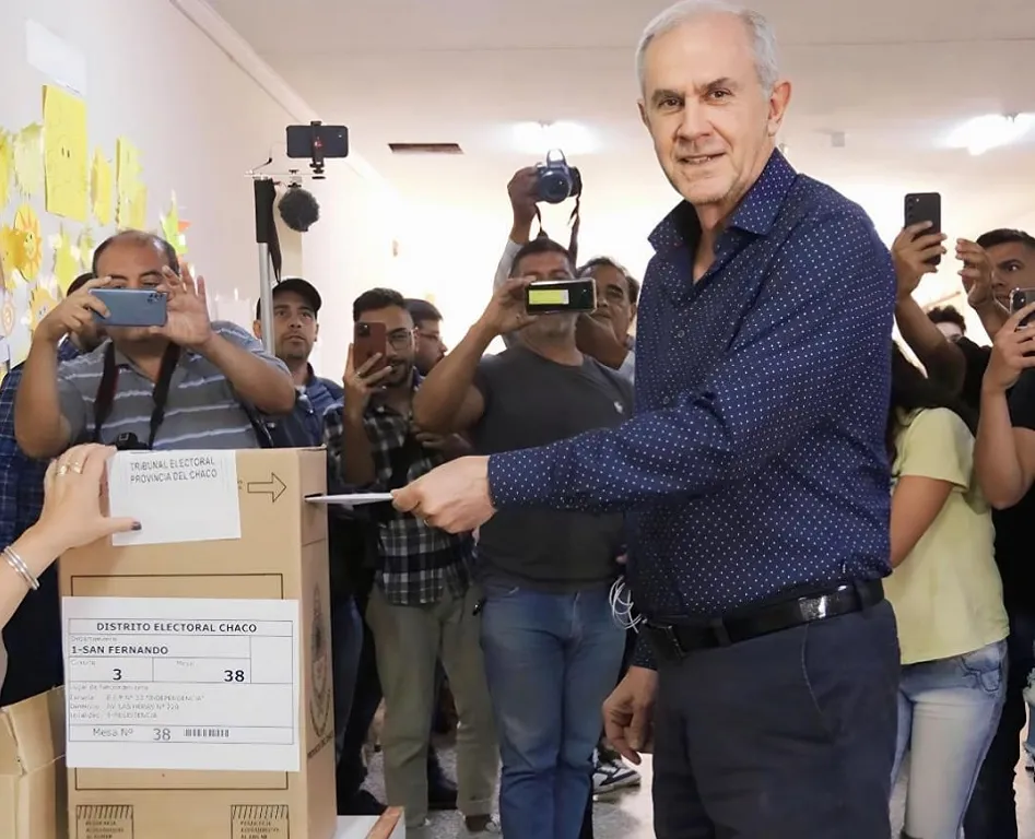 Roy-Nikisch-emite-su-voto-2023-11-05