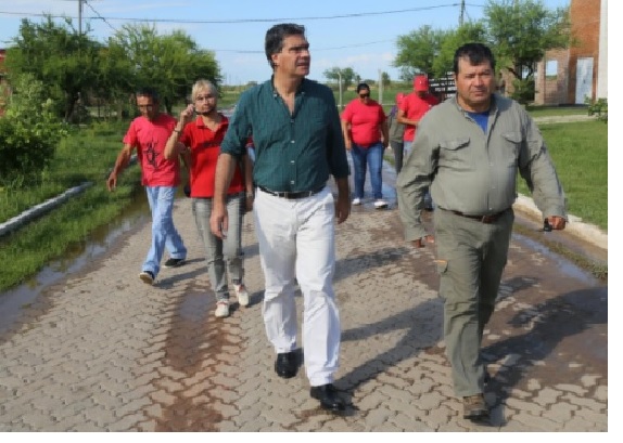 Jorge-Capitanich-recorrida-por-el-barrio-18-01-23-01