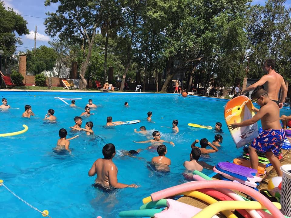 Afiliados de AMUDOCh y el InSSSeP disfrutan del verano en el club