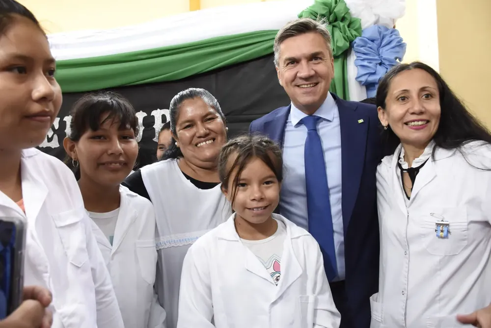 gobernador-Leandro-Zdero-con-docente-y-estudiantes-de-Quitilipi