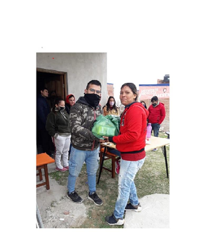 Cesar-Sena-entrega-alimentos-en-el-barrio-Emerenciano-20-09-02-104