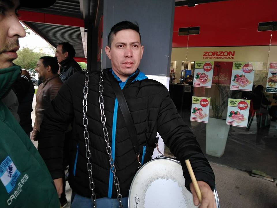 Encadenado-en-el-supermercado-Zorzon-18-06-01-01