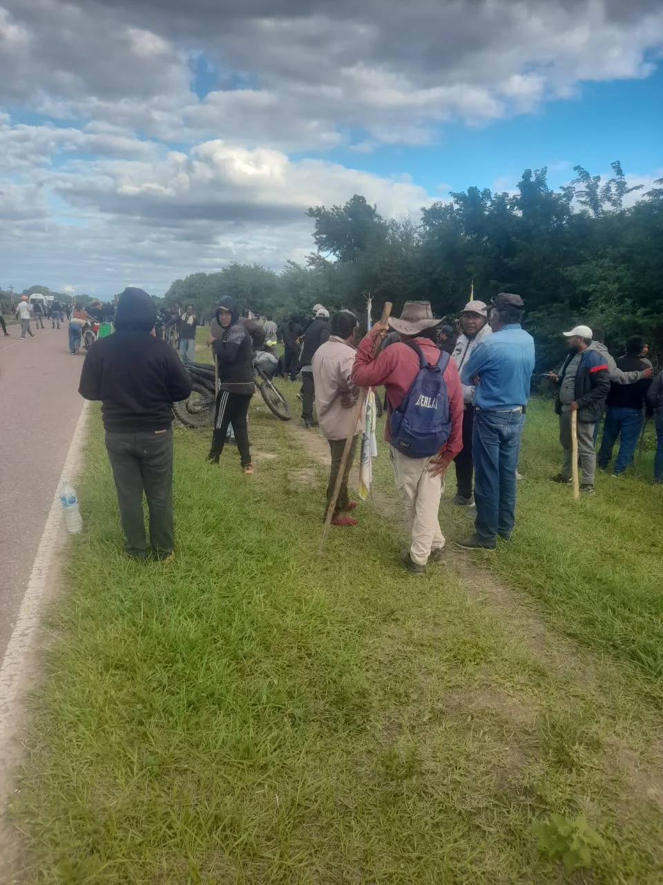 protesta-de-comunidades-originarias-sobre-ruta-3-en-Chaco(01)