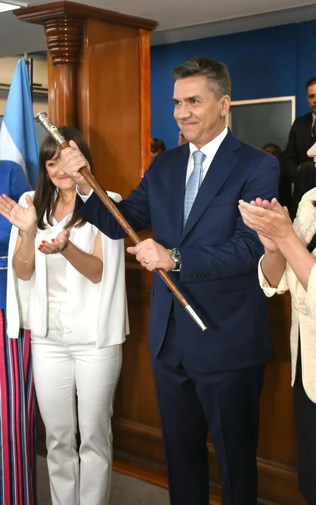 Leandro-Zdero-juramento-baston-de-mando-23-12-09-01