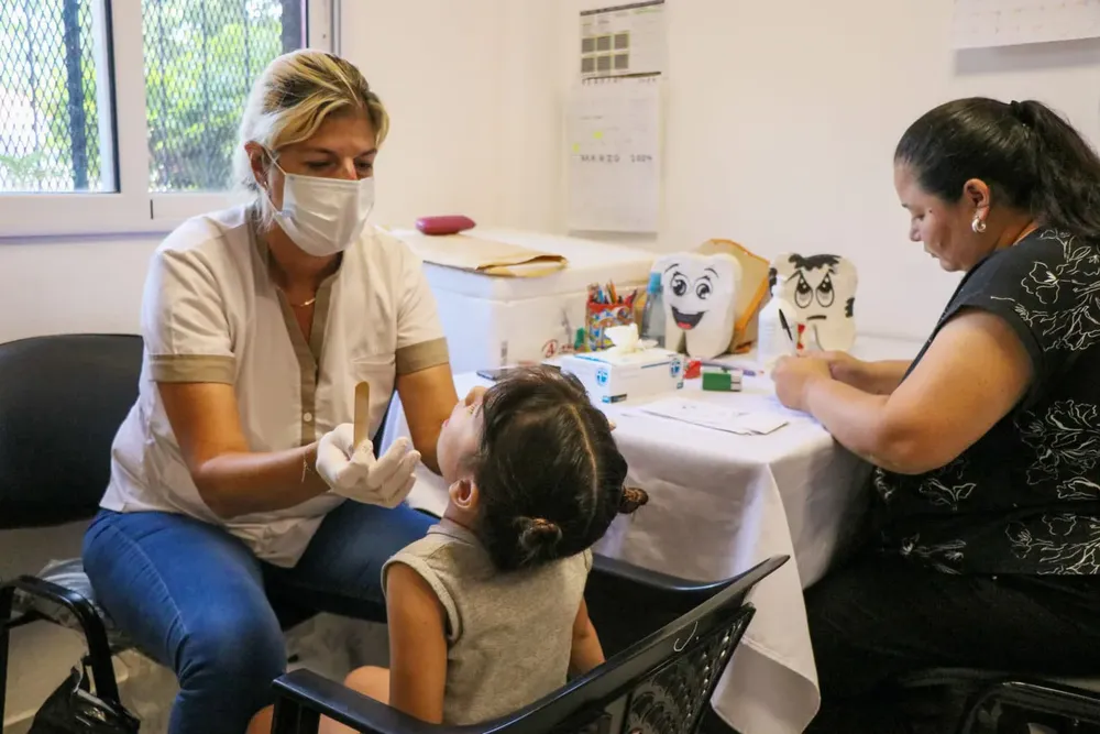 atencion-odontologica-a-nina-en-CCM-barrio-13-de-Diciembre