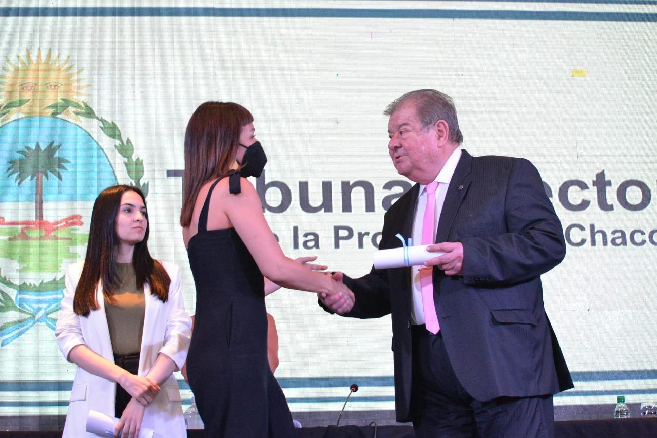 diputada-provincial-Mariela-Quiros-recibe-diploma 2021-11-25