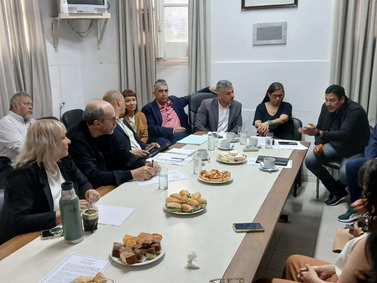 Hugo-Coria-secretario-general-de-NAGPEL-con-diputados-del-interbloque-PJ-2025-10-01(4)