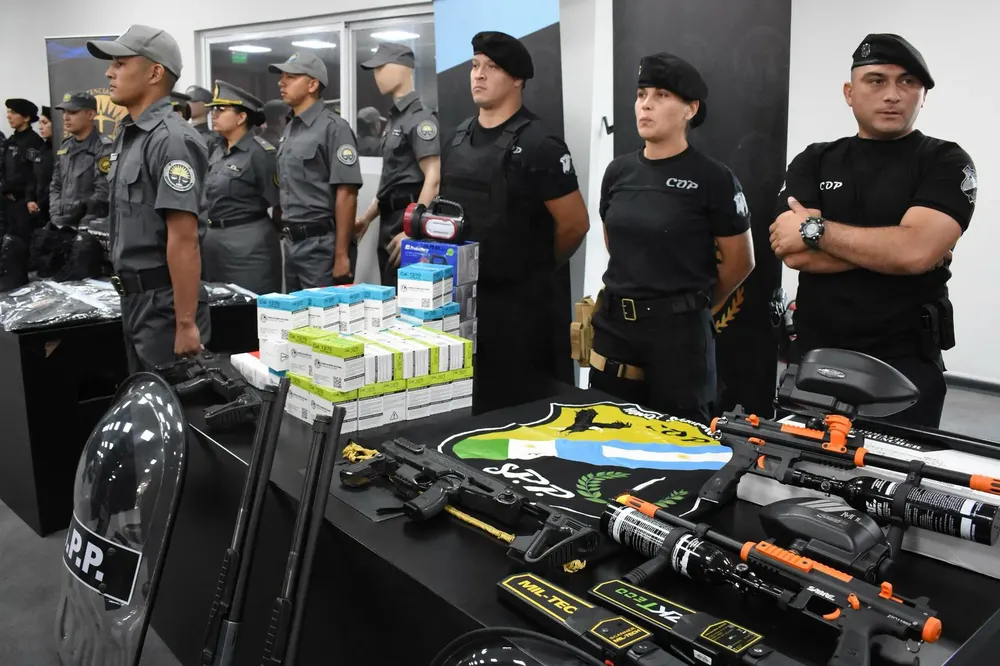 Entrega-equipamientos-a-FFSS-25-03-13-0        5