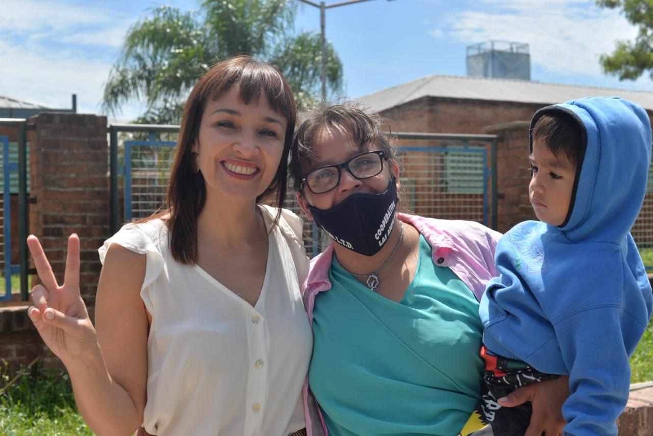 Mariela-Quiros-candidata-a-diputada-provincial-FDT-Chaco-caminata 2021-11-09