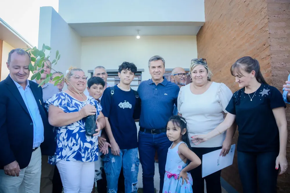 Entrega-de-viviendas-en-el-barrio-Carpincho-Macho-24-02-16-01