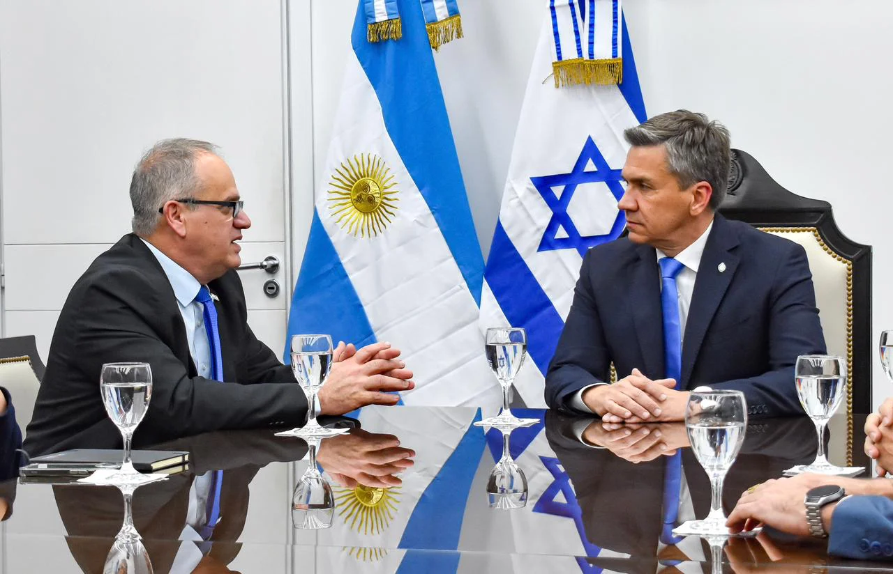 Leandro-Zdero-embajador-Israel-Eyal-Sela-26-07-08-03