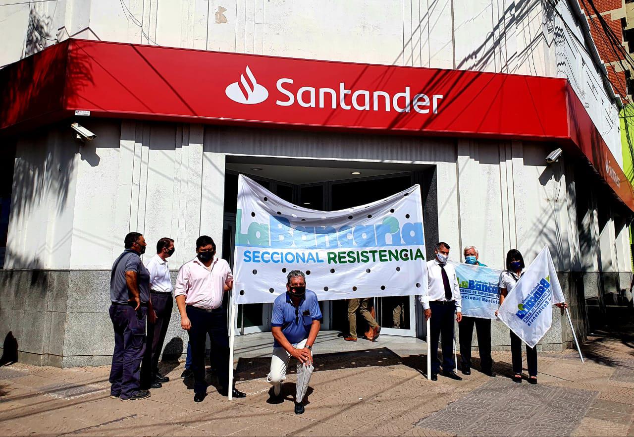 Protesta en los bancos Santander R o y BBVA