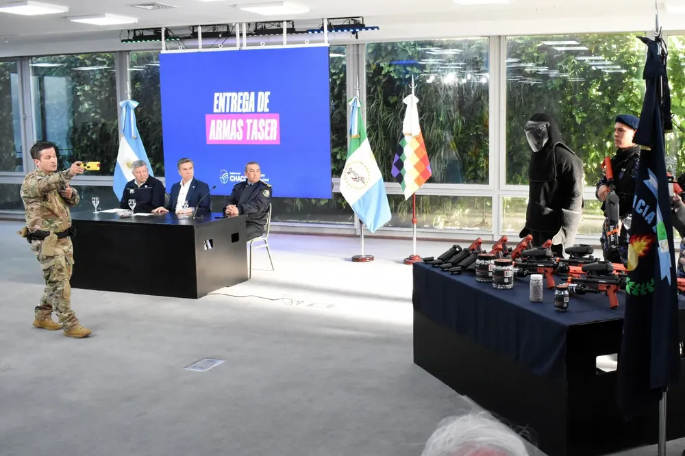 Entrega-de-las-armas-Taser-26-05-19-05