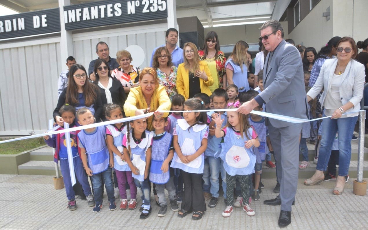 Inauguracion-de-jardin-de-infantes-235-19-12-02-03